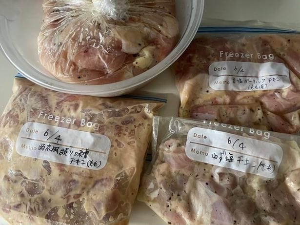 下味をつけて冷凍されるお肉たち▶小分けにすればお弁当に便利！（⇒次へ）