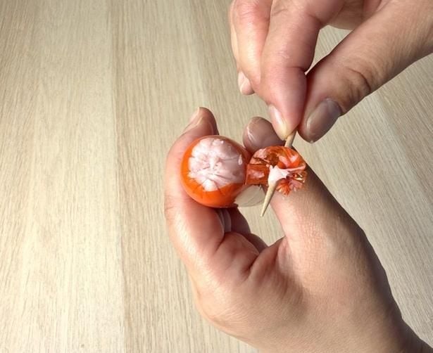 金具部分のフィルムが剥がれる(▶次へ)
