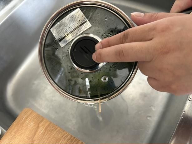 鍋と蓋の間につまようじを挟んで、お湯を流すだけ(▶次へ)
