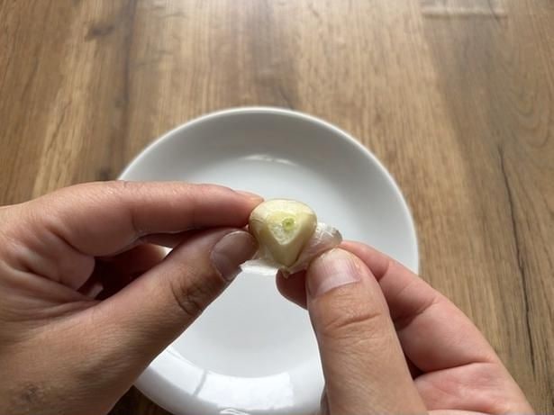 指で軽く皮を剥がすと…(▶次へ)