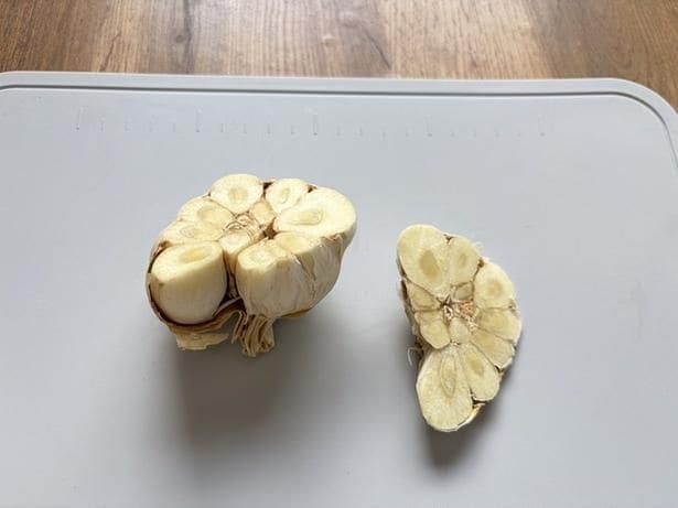 皮がついたまま、根元を包丁で切り落とす(▶次へ)