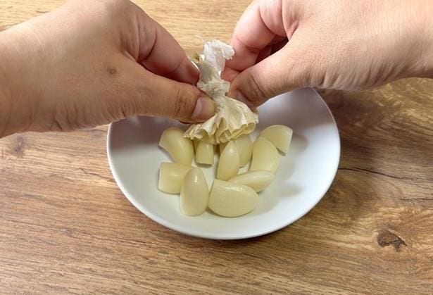 身を押し出すと、薄皮も一緒にむける(▶次へ)