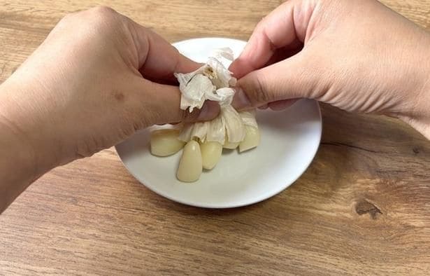 皮の先端を両手で持つ(▶次へ)