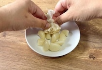 もう手や爪が臭くならない！にんにくの皮が10秒でツルンと剥ける裏ワザ