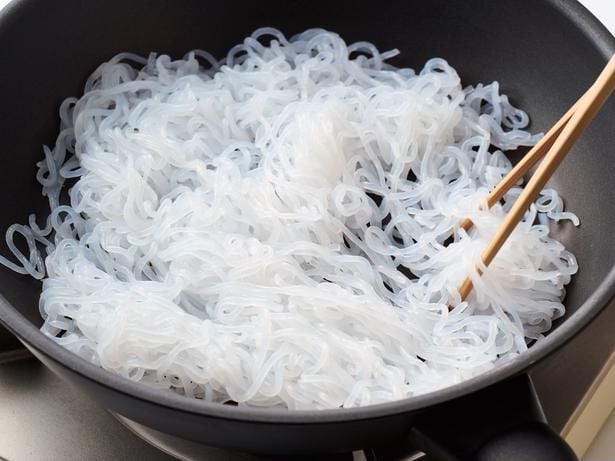 低カロリーで食物繊維もとれるしらたき。からいりすると、独特のにおいも気になりません。