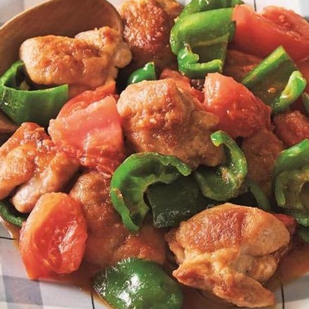 ピーマン&とり肉でごちそうレシピ「とり肉とトマトのガリバタ炒め」