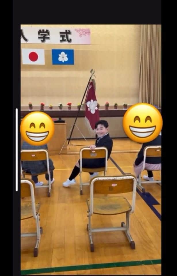 後ろを振り返り、笑顔を見せる▶にぎやか3兄弟の日常（⇒次へ）