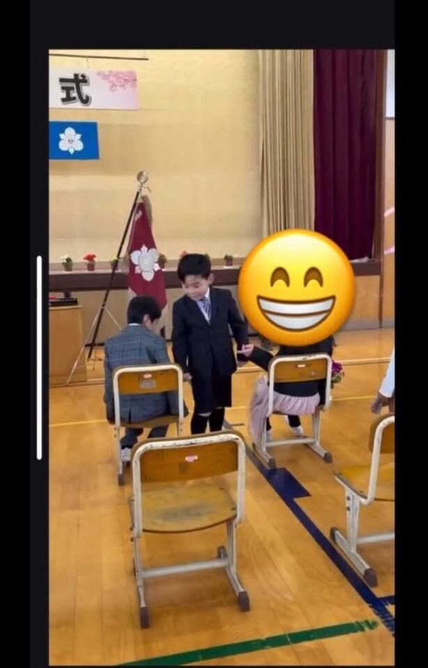 別の子が着席中▶その様子に…（⇒次へ）