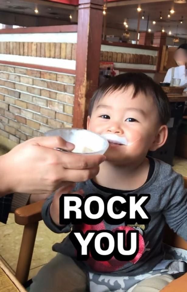 白ひげになっちゃった！▶お父さんがロックソングを歌うと…（⇒次へ）