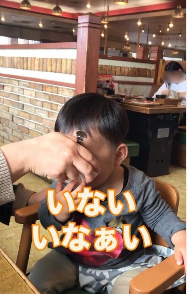 外食中の様子▶顔を上げると…（⇒次へ）