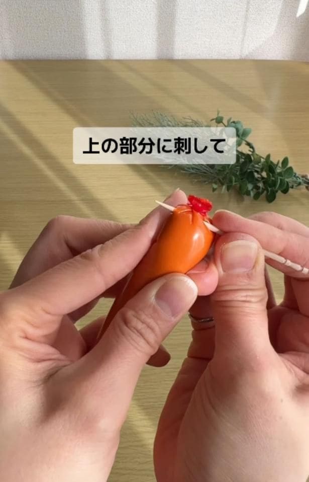 ソーセージの端に爪楊枝を刺して手前に回すと簡単にフィルムが破ける▶蒸し器いらず！？（⇒次へ）