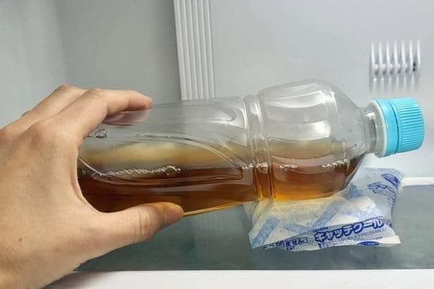 飲み口部分が空くように角度をつけて冷凍庫へ入れる(▶次へ)
