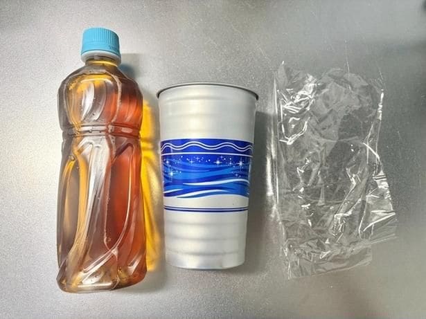 ペットボトルのお茶・コップ・ラップを準備(▶手順をチェック)