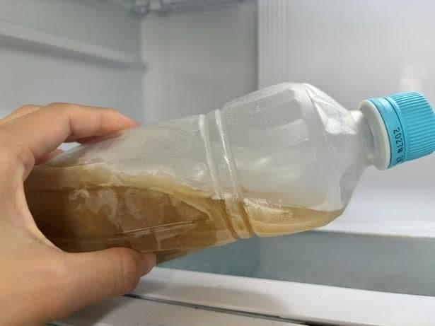 凍ったペットボトルを取り出す(▶次へ)