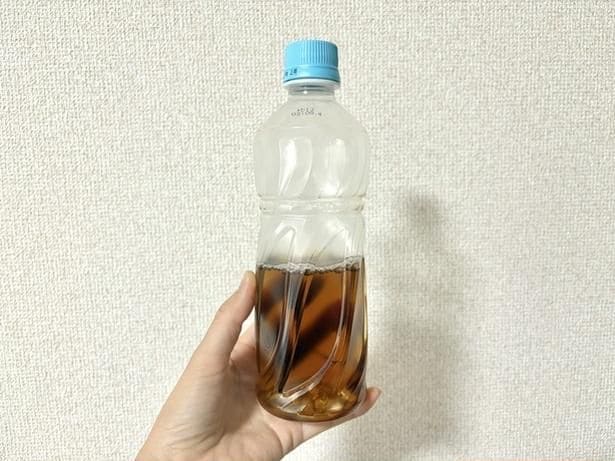 中身が半分入ったペットボトル(▶次へ)