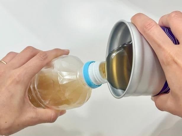 コップのお茶をペットボトルに戻す(▶次へ)