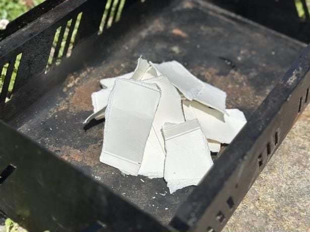 火起こししたい場所に、ちぎった牛乳パックを立体的に盛ります（▶次へ）