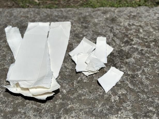 さらに短冊状にちぎりましょう。サイズはだいたい5cm×7cm（▶次へ）