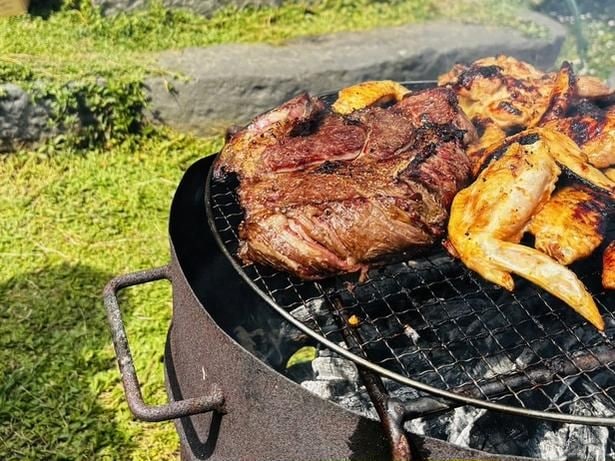 BBQの難関となる火起こし……着火剤がなくても簡単に火をつける方法とは？（▶手順をチェック）