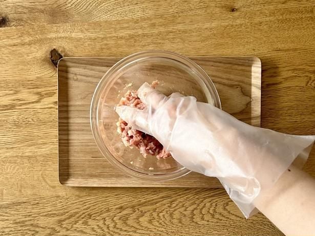 肉だねの材料をすべて入れて、しっかり練り混ぜる