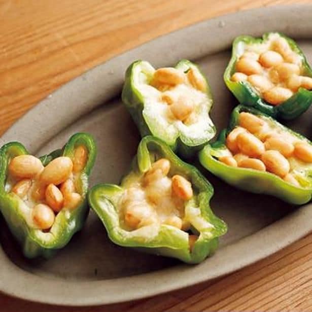 「豆とチーズのピーマンカップ」