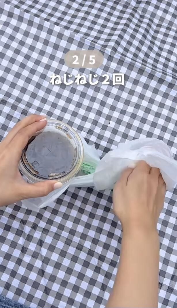 ビニール袋の端に1つ入れる▶袋をねじって仕切りを作り…（⇒次へ）
