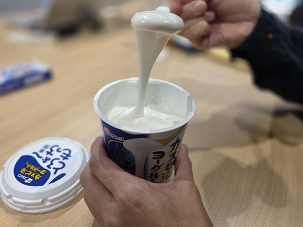 スプーンを入れると、驚くほどもっちり!しっかり混ぜてからいただきます!