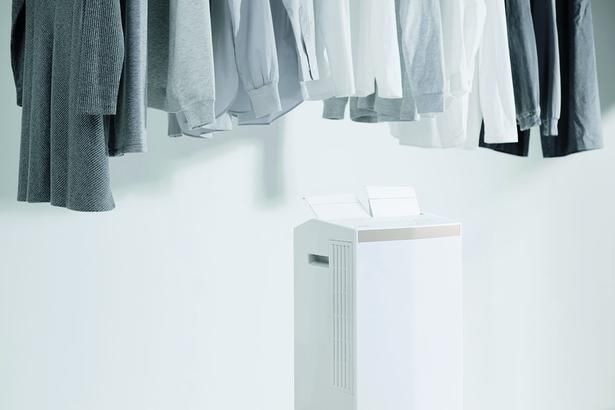 独自のエコ・ハイブリッド方式で、消費電力は従来の約2分の1。2つのルーバーで洗濯物の間に風をしっかり送り込み、素早く乾かします