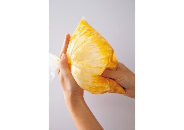材料を入れたら空気を入れてふくらませるともみ込みやすくなります。