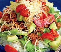夏休みのお昼にも！レンチンで作れるひと皿ごはん「タコライス」