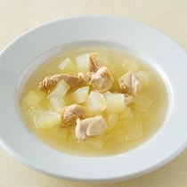【夏の旬野菜レシピ】鶏肉のうまみが染み込み、ほろっととろける『冬瓜のスープ』