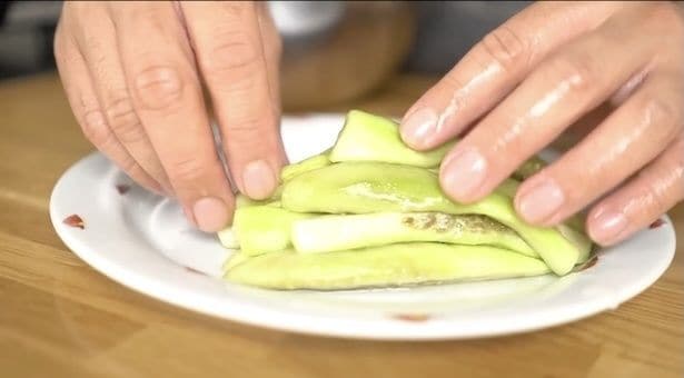 絞ったなすを、お皿に盛り付ける ▶︎次は甘酢ダレを用意