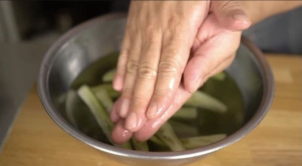 手のひらで挟んで優しく押さえつける感じで、水気を切る