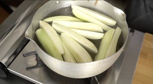 1リットルくらいのお湯に対して、塩小さじ1と1/2くらい、サラダ油小さじ1くらい入れて、なすを茹でる