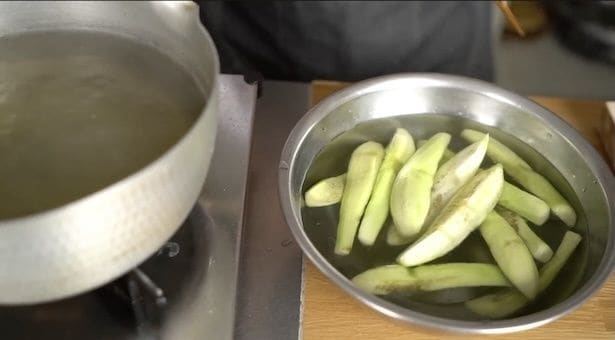 水を張ったボウルに取り出す ▶︎粗熱が取れたらどうする?