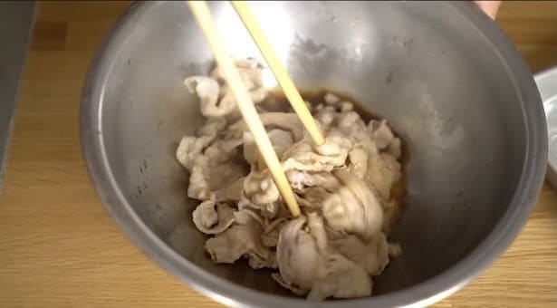 豚肉が熱いうちにタレに絡める