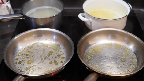 写真奥の鍋ではパスタをゆでており、一方には小麦粉が入っている(シェフ撮影)