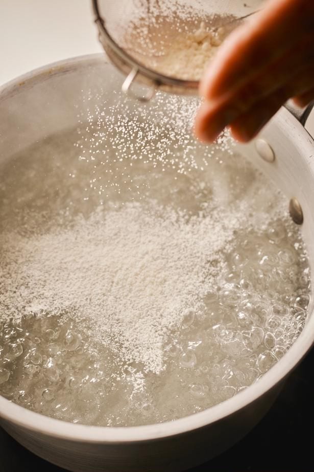 熱により小麦粉が糊化して固まることがあるので、沸かす前に入れる