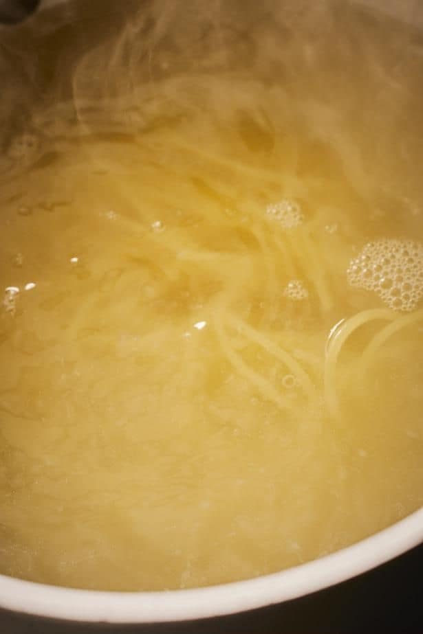 パスタを投入して一度麺をほぐしたら、そこからは触らない