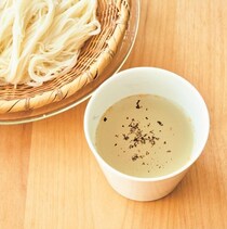 【そうめんのマンネリを打破！】とりがらベースで味変を楽しむ！アレンジつゆ3選