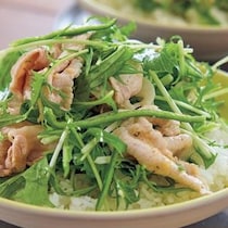 にんにく＆しょうがたれがシャキシャキ野菜にからむ「野菜たっぷり豚しゃぶ丼」