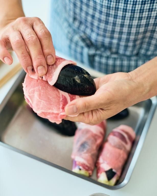 なすに火が通りやすいよう、皮に切り目を入れて豚肉を巻くのがポイント。