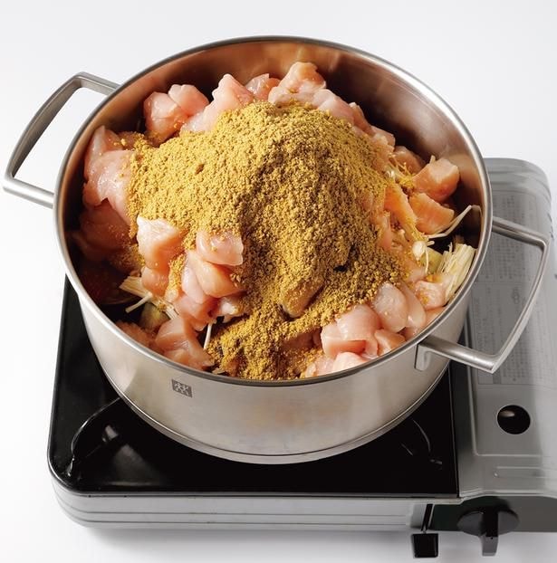 【4】鶏肉、カレールウを加える