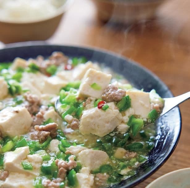 ピーマンのシャキシャキ食感と爽やかな香りがたまらない!「ピーマンたっぷり塩麻婆豆腐」【夏野菜の最強レシピ】