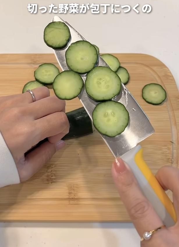 包丁に張り付く野菜・まとめて開けたいカニカマ……プチストレスを救うキッチンライフハック5選