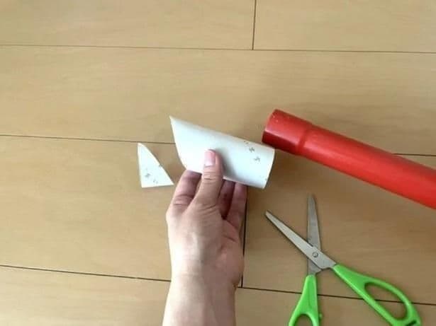 トイレットペーパーの芯を斜めにカット（▶次へ）