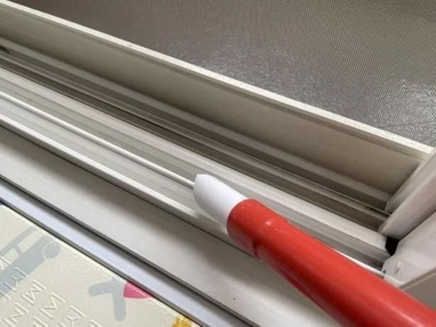 掃除機のノズルにつけると細かい部分の掃除に便利（▶次の裏ワザを見る）
