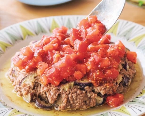 レンチンで完結！トマトソースをたっぷり乗せた「ビッグなレンジなすバーグ」