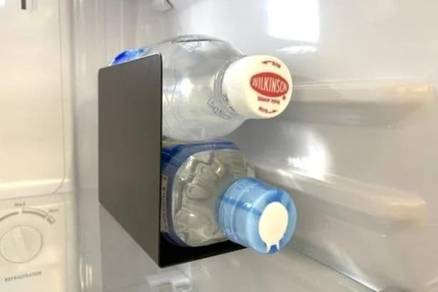 冷蔵庫の中でペットボトルが転がらなくなる！（▶次のライフハックへ）