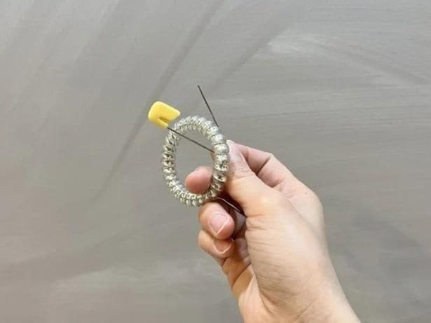 安全ピンとヘアゴムを用意（▶次へ）